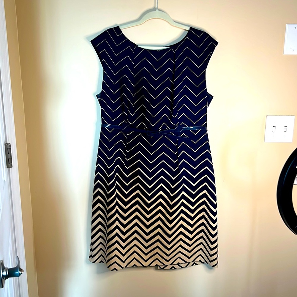 Navy and Beige Casual Everyday Dress. Short sleeve. Belted Waist. Back Slit.